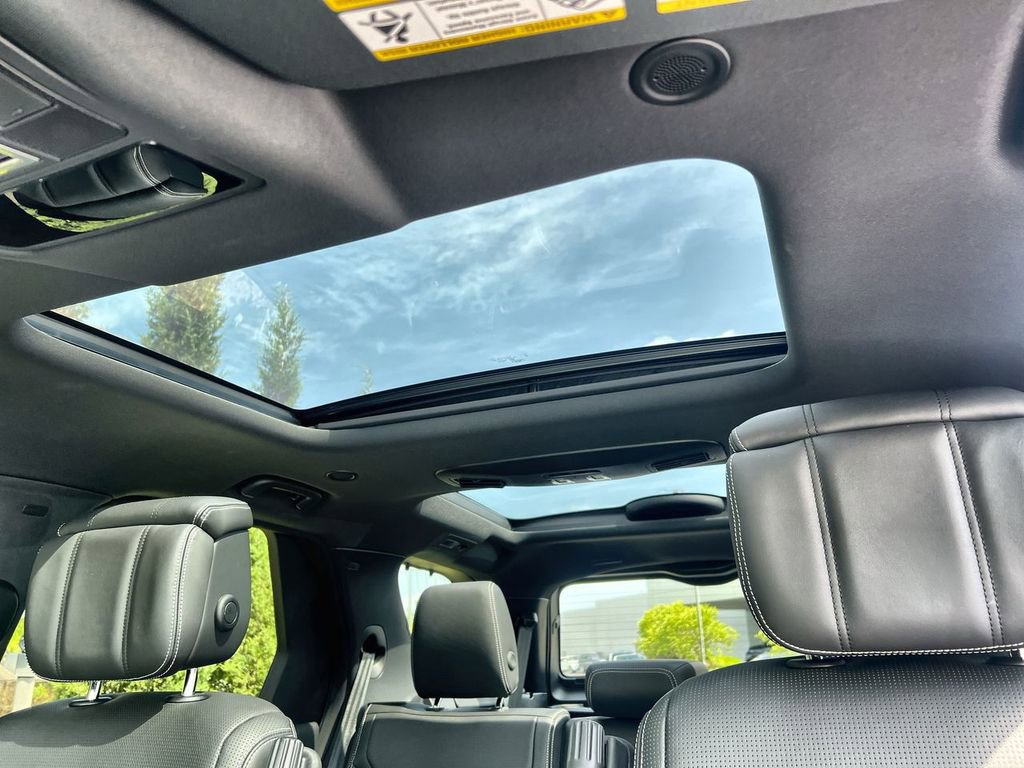 Certified 2025 Land Rover Discovery Metropolitan Edition image 20