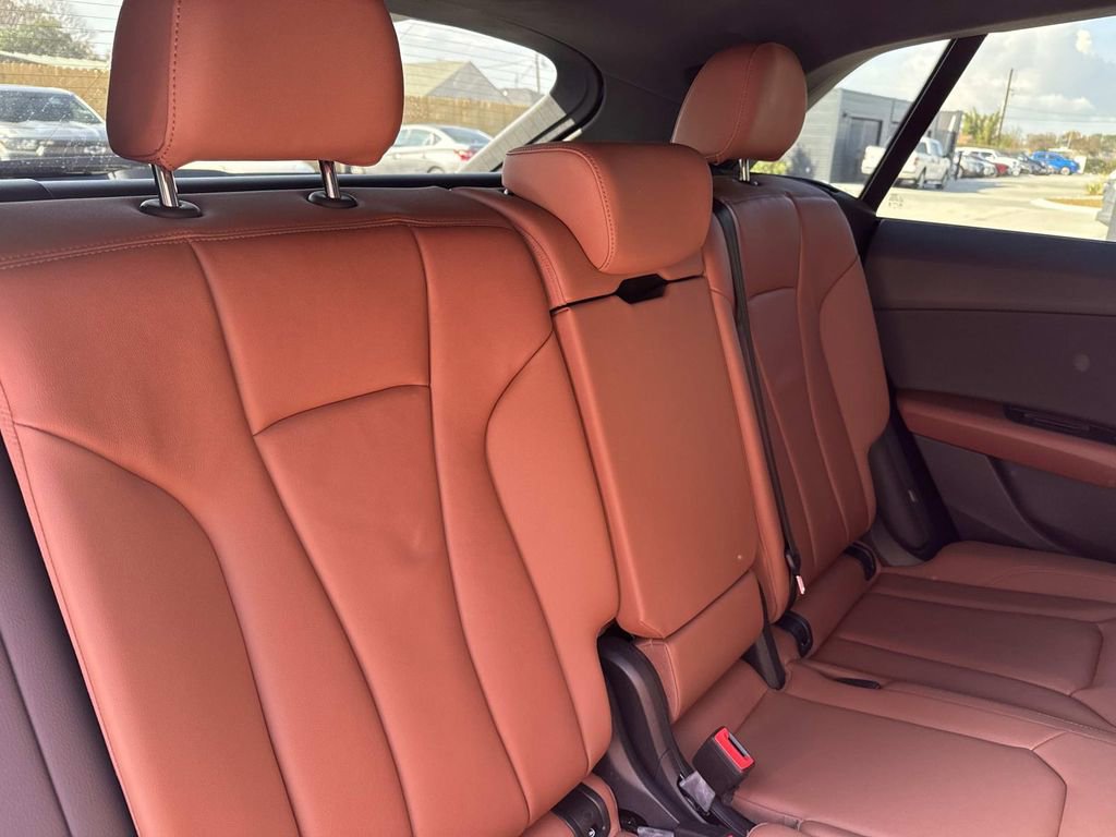 Used 2023 Audi Q8 Premium image 14