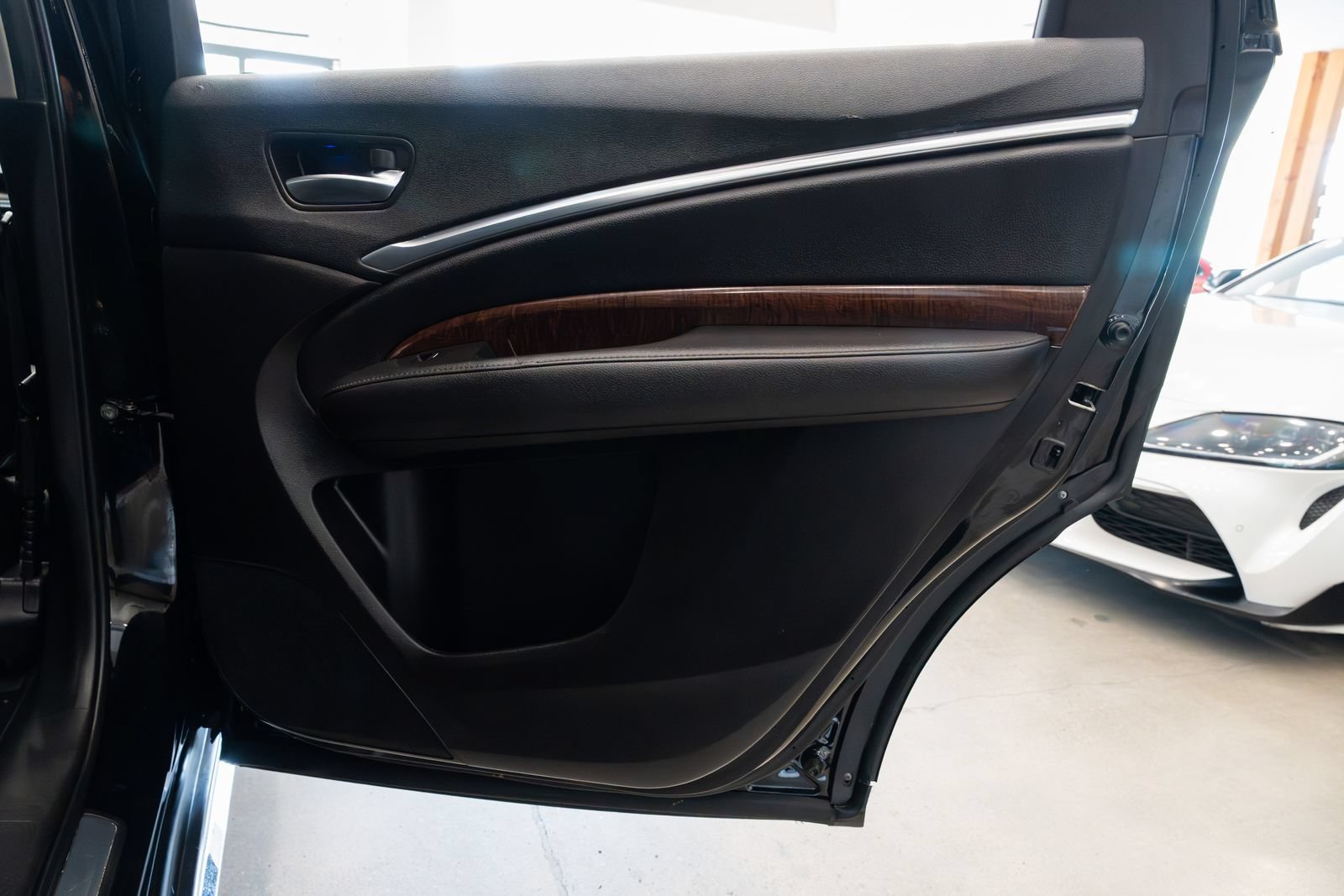 Used 2017 Acura MDX SH-AWD image 23