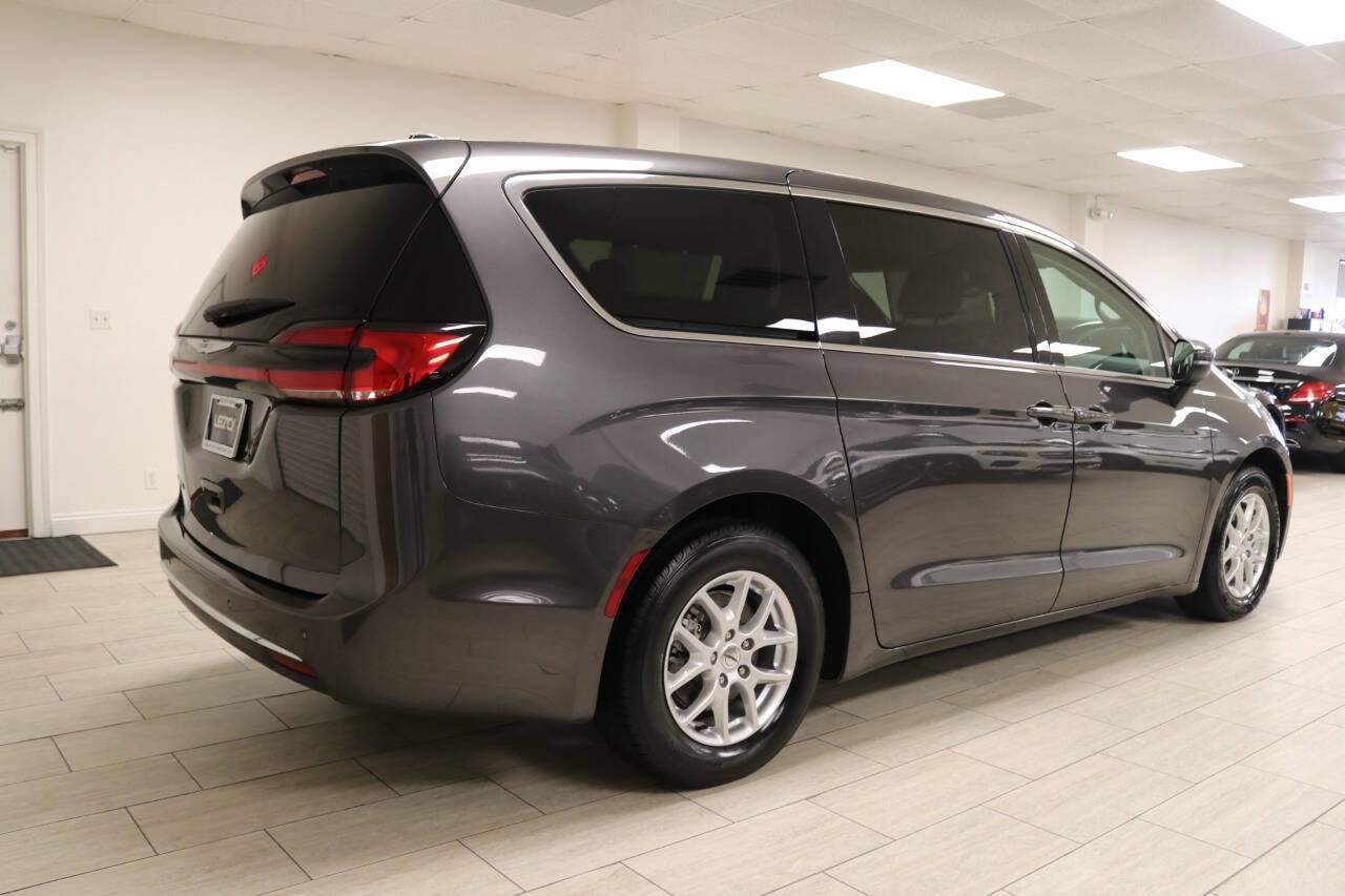 Used 2023 Chrysler Pacifica Touring-L image 7