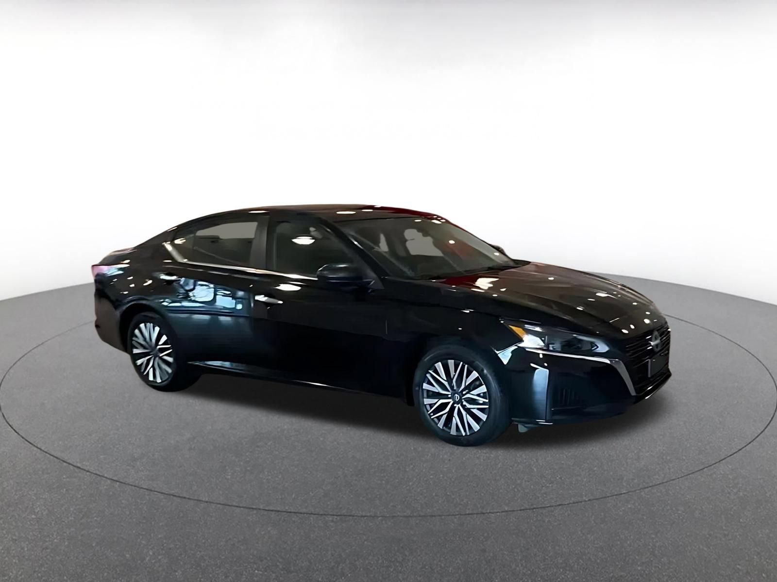 Used 2025 Nissan Altima 2.5 SV FWD image 2