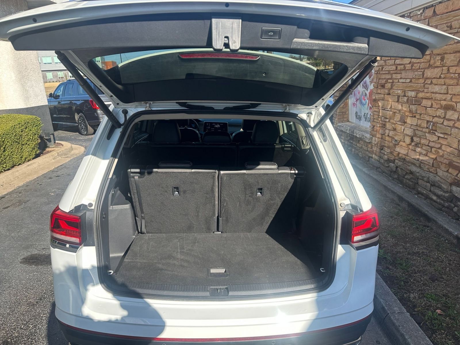 Used 2025 Volkswagen Atlas SE image 32