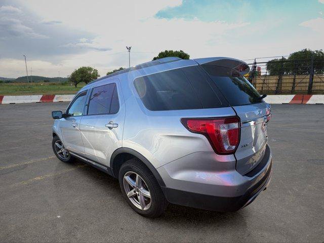 Used 2016 Ford Explorer XLT w/ Equipment Group 202A AWD/4WD image 4