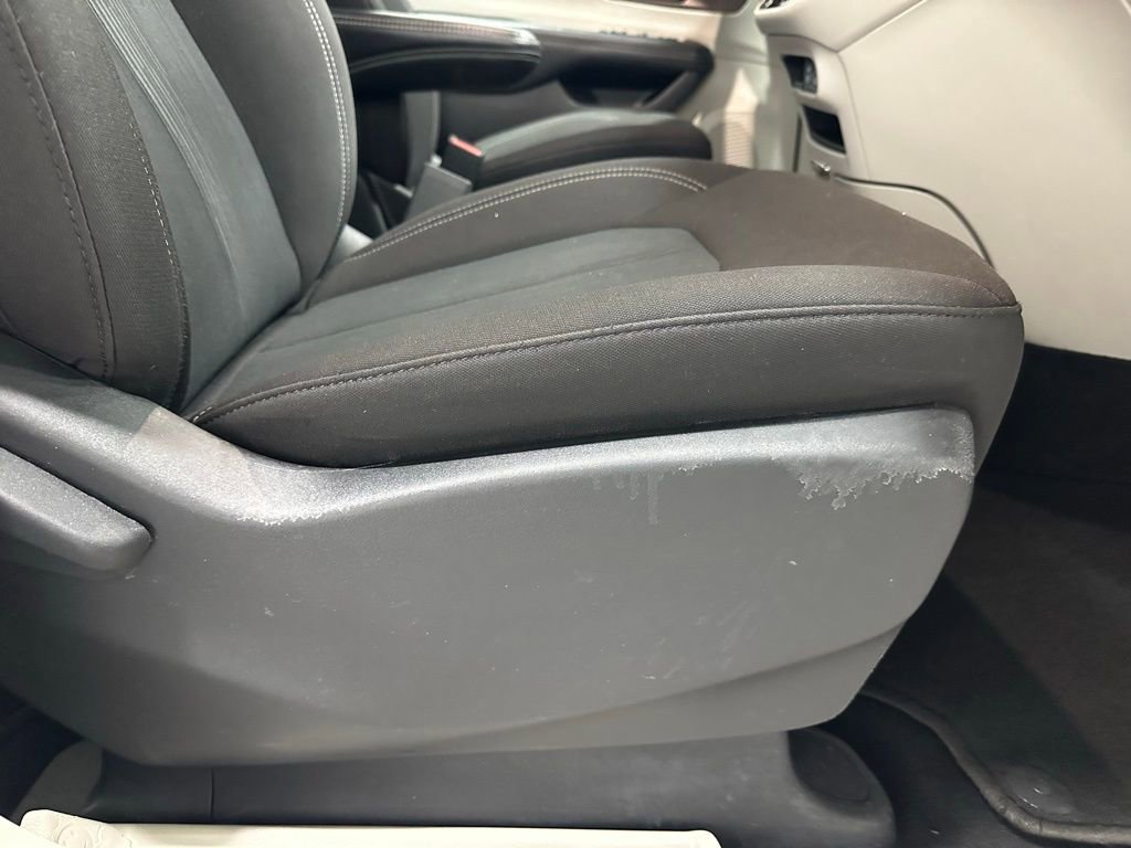 Used 2023 Chrysler Voyager LX image 61