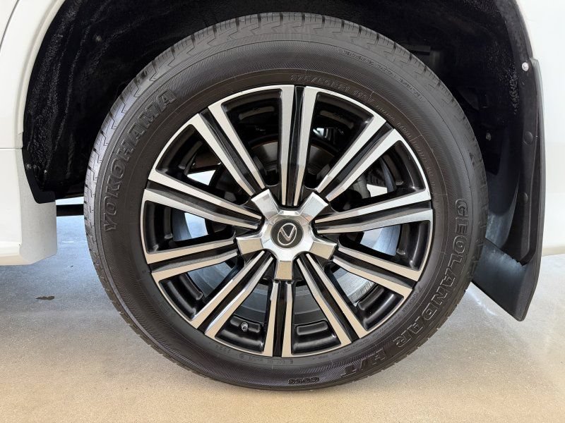 Used 2019 Lexus LX 570 4WD w/ Luxury Package image 15