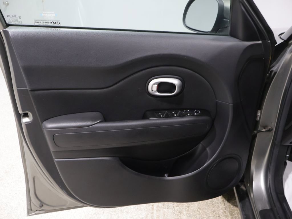Used 2015 Kia Soul + image 13