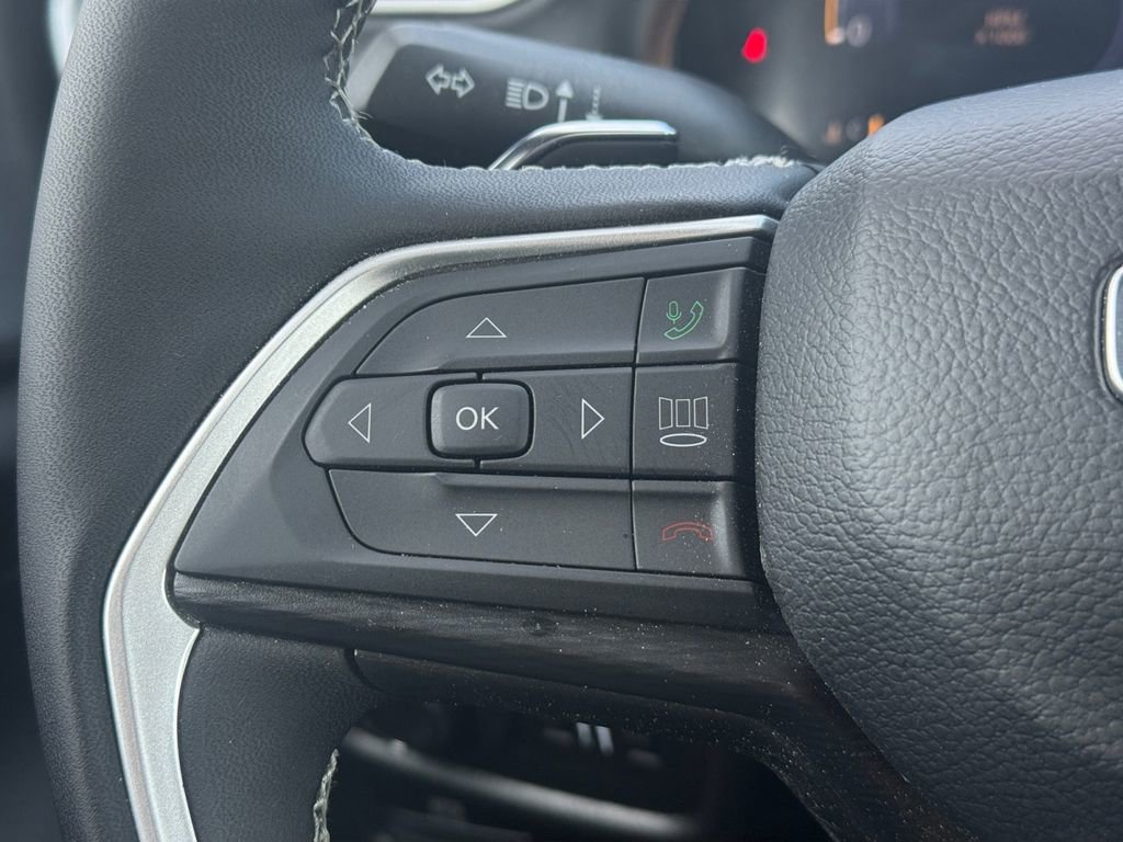 Used 2025 Jeep Grand Cherokee Laredo w/ Luxury Tech Group I image 23