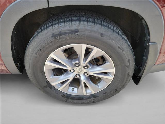 Used 2015 Toyota Highlander XLE AWD/4WD image 12