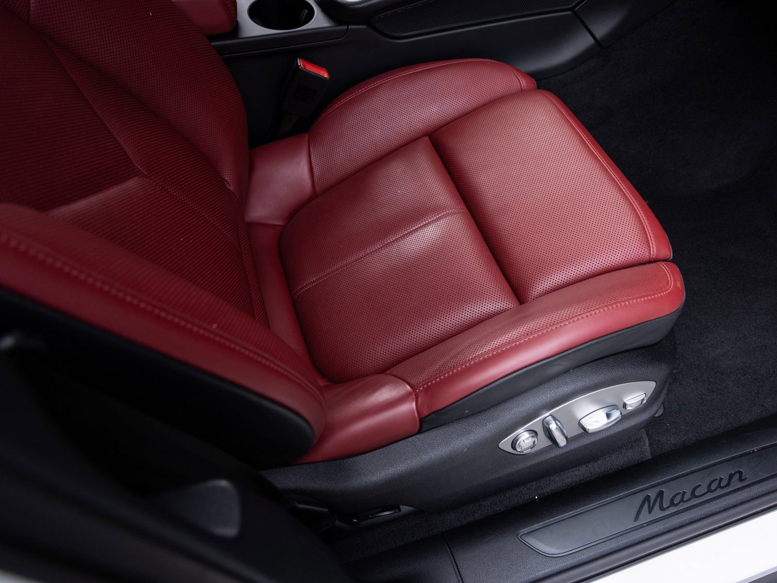 Certified 2024 Porsche Macan image 34