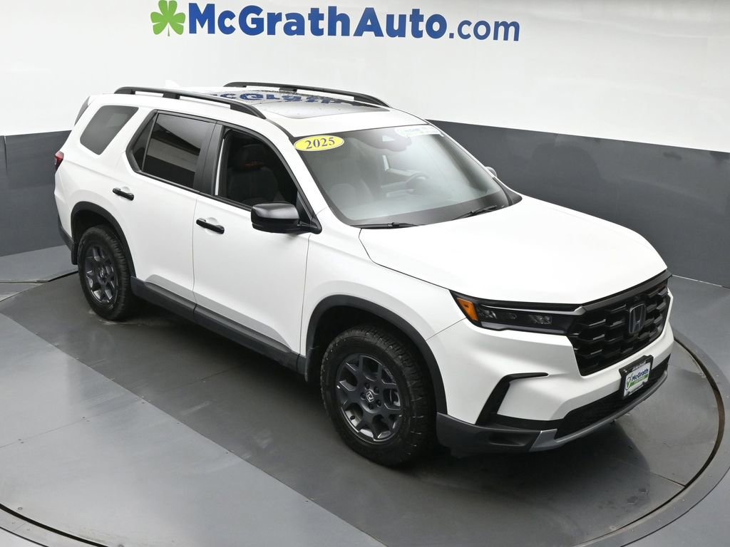 Used 2025 Honda Pilot TrailSport image 3