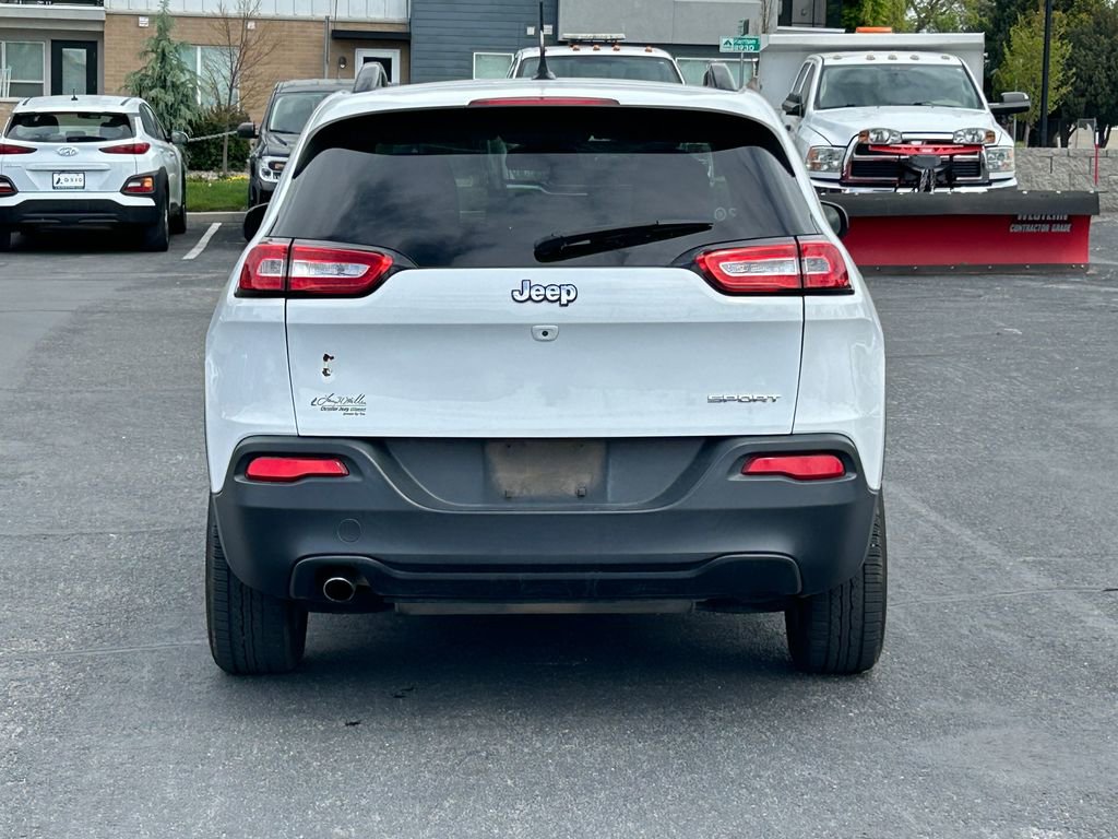 Used 2016 Jeep Cherokee Sport FWD image 6