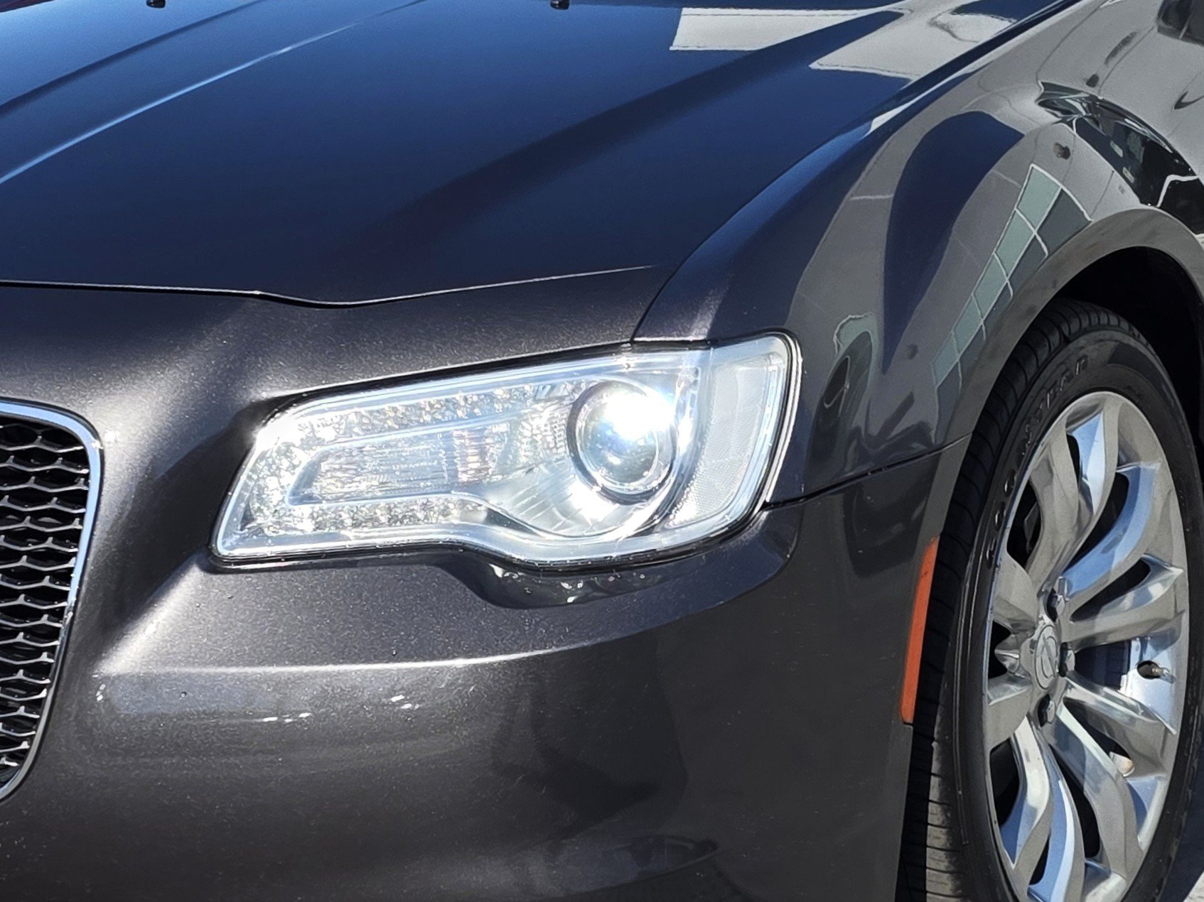 Used 2019 Chrysler 300 Limited RWD image 8