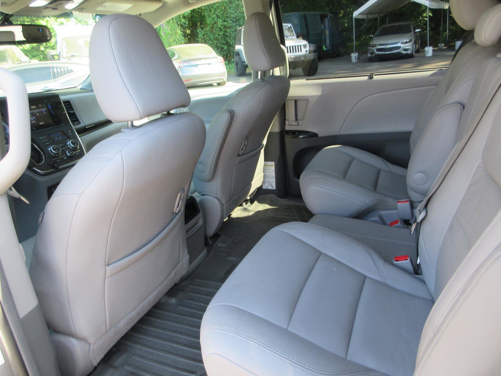 Used 2017 Toyota Sienna XLE FWD image 17