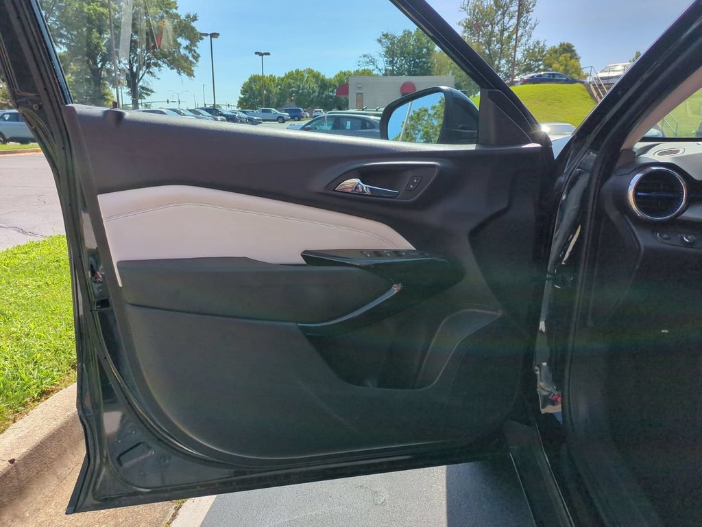 Used 2025 Chevrolet Trax LT w/ LT Convenience Package FWD image 11