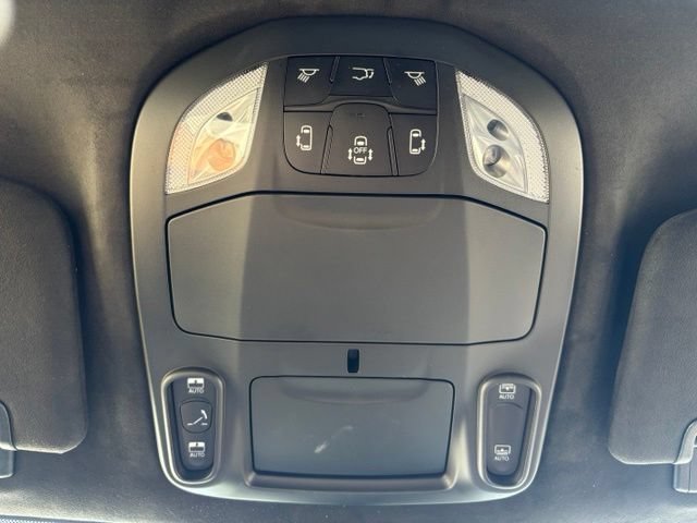 New 2027 Chrysler Pacifica Pinnacle w/ Theater Group FWD image 28