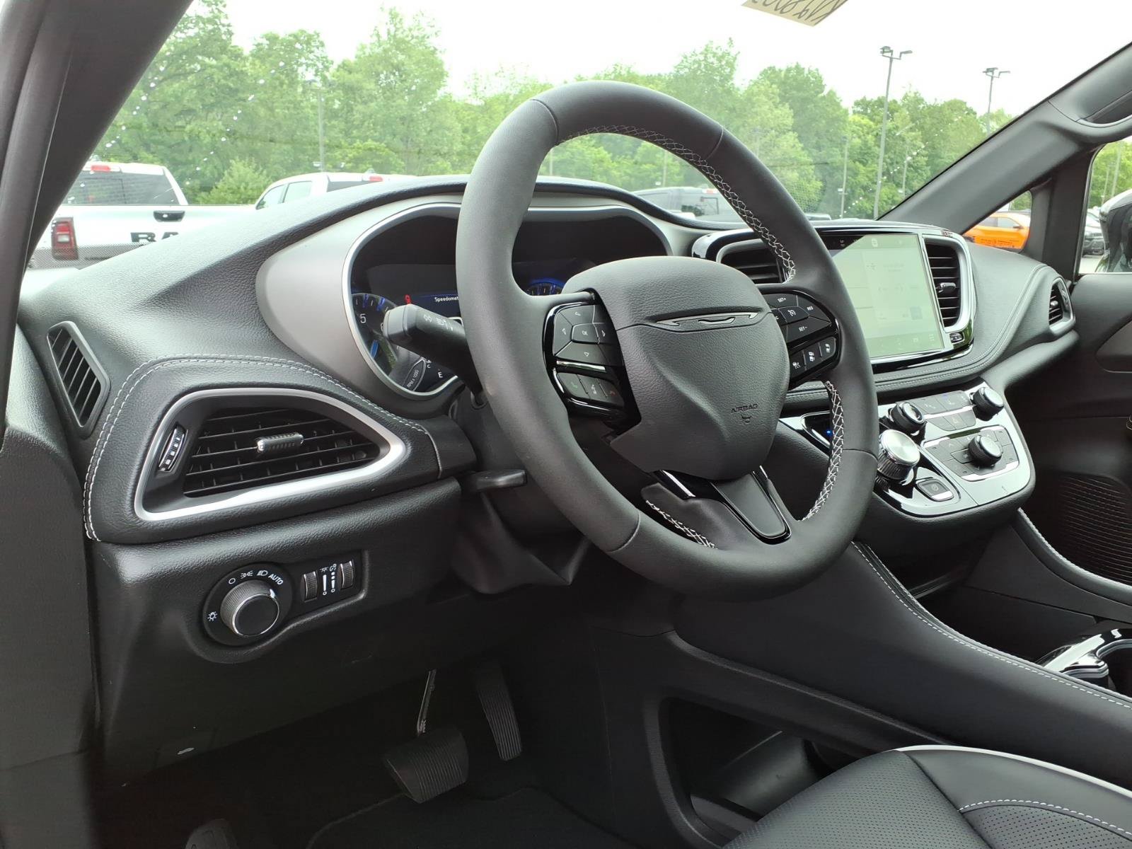 New 2027 Chrysler Pacifica Limited FWD image 14