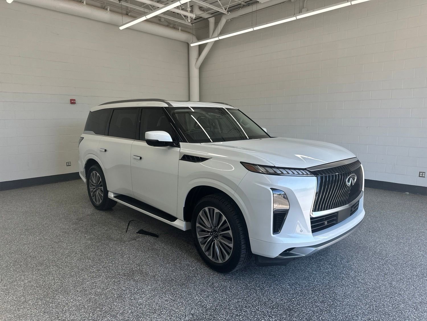Used 2025 INFINITI QX80 Sensory AWD/4WD image 4