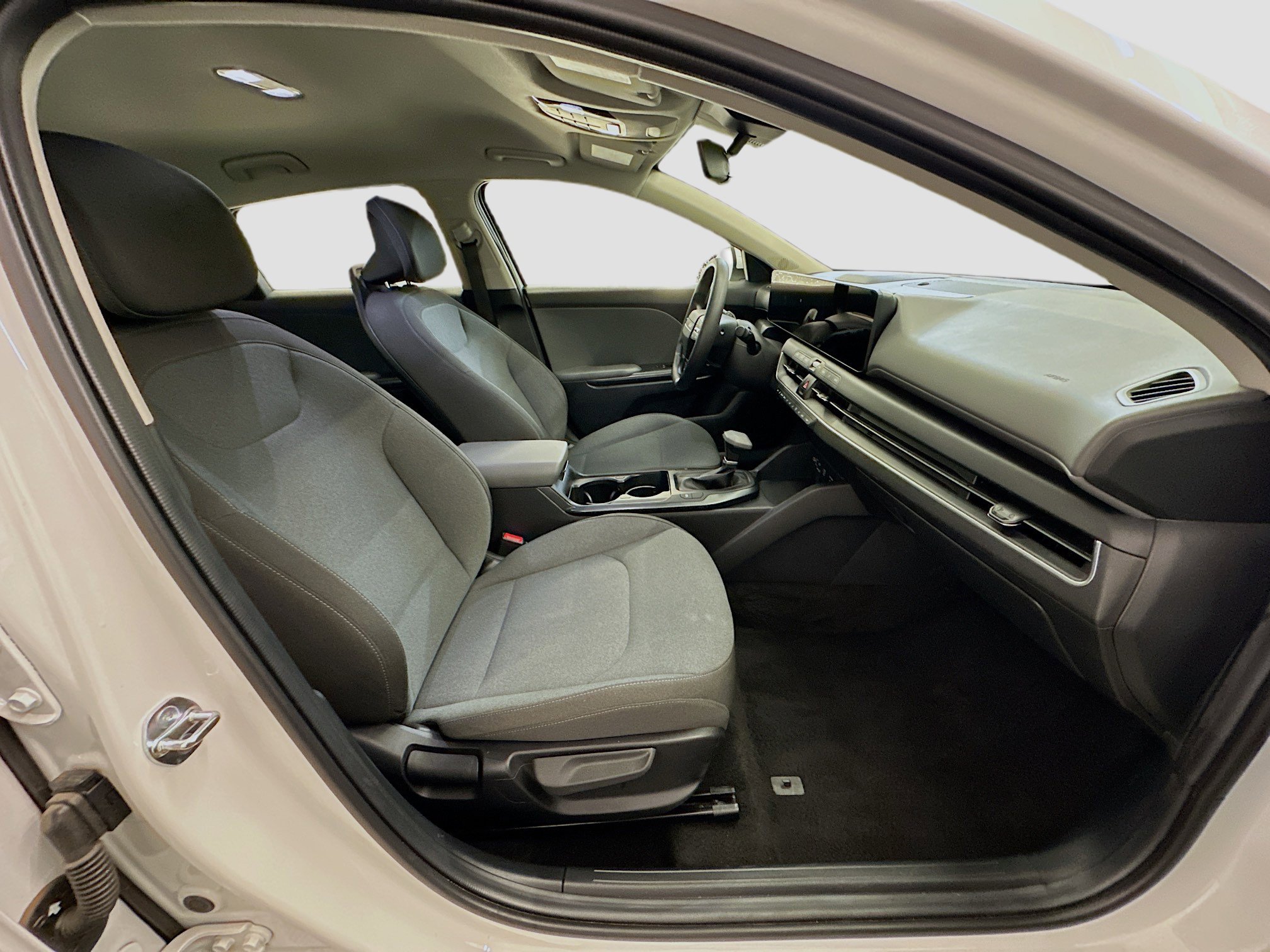 Used 2025 Kia K4 LXS image 32