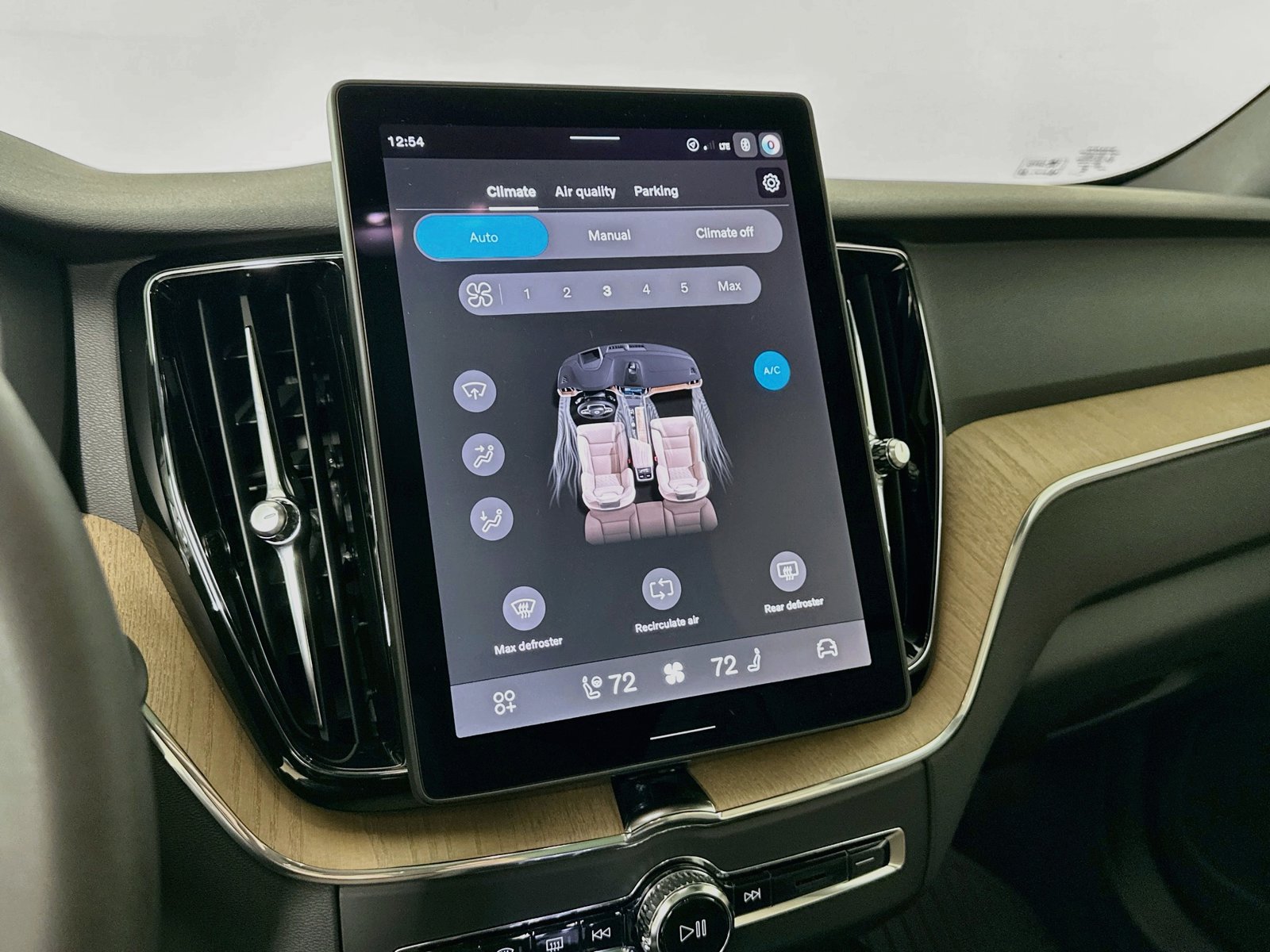 New 2027 Volvo XC60 B5 Plus AWD/4WD image 27