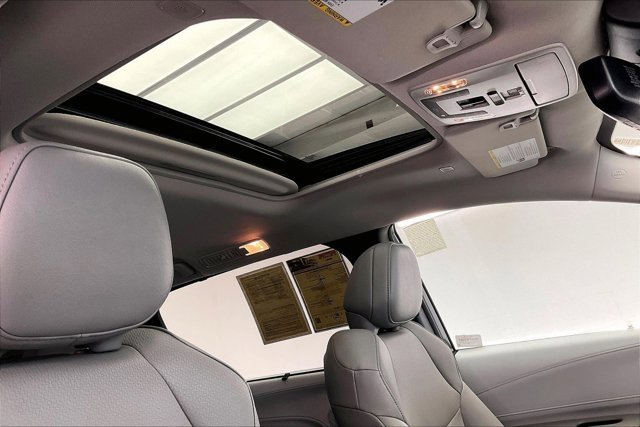 Used 2025 Toyota Sienna XLE image 25