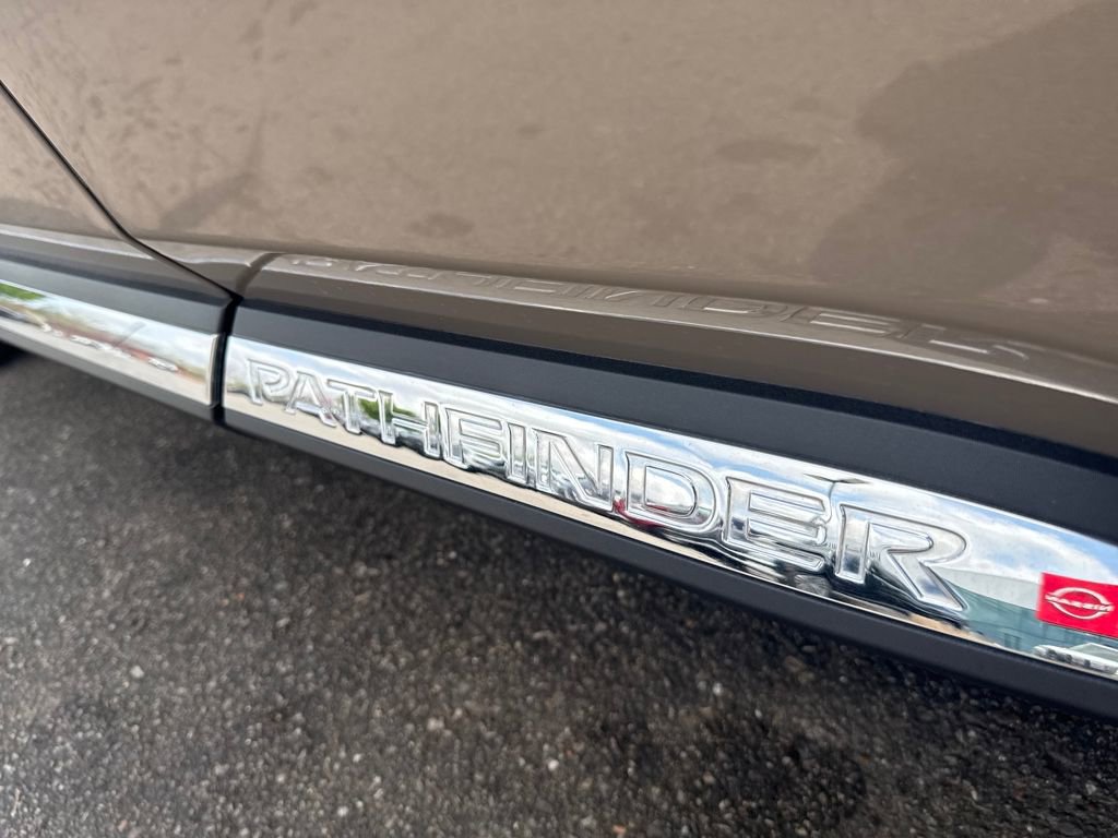 Used 2025 Nissan Pathfinder Platinum image 34