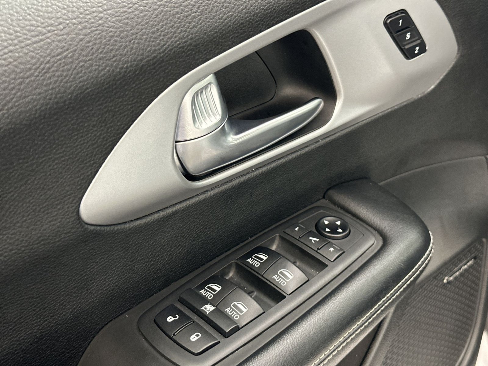 Used 2019 Chrysler Pacifica Limited w/ Advanced Safetytec Group FWD image 15