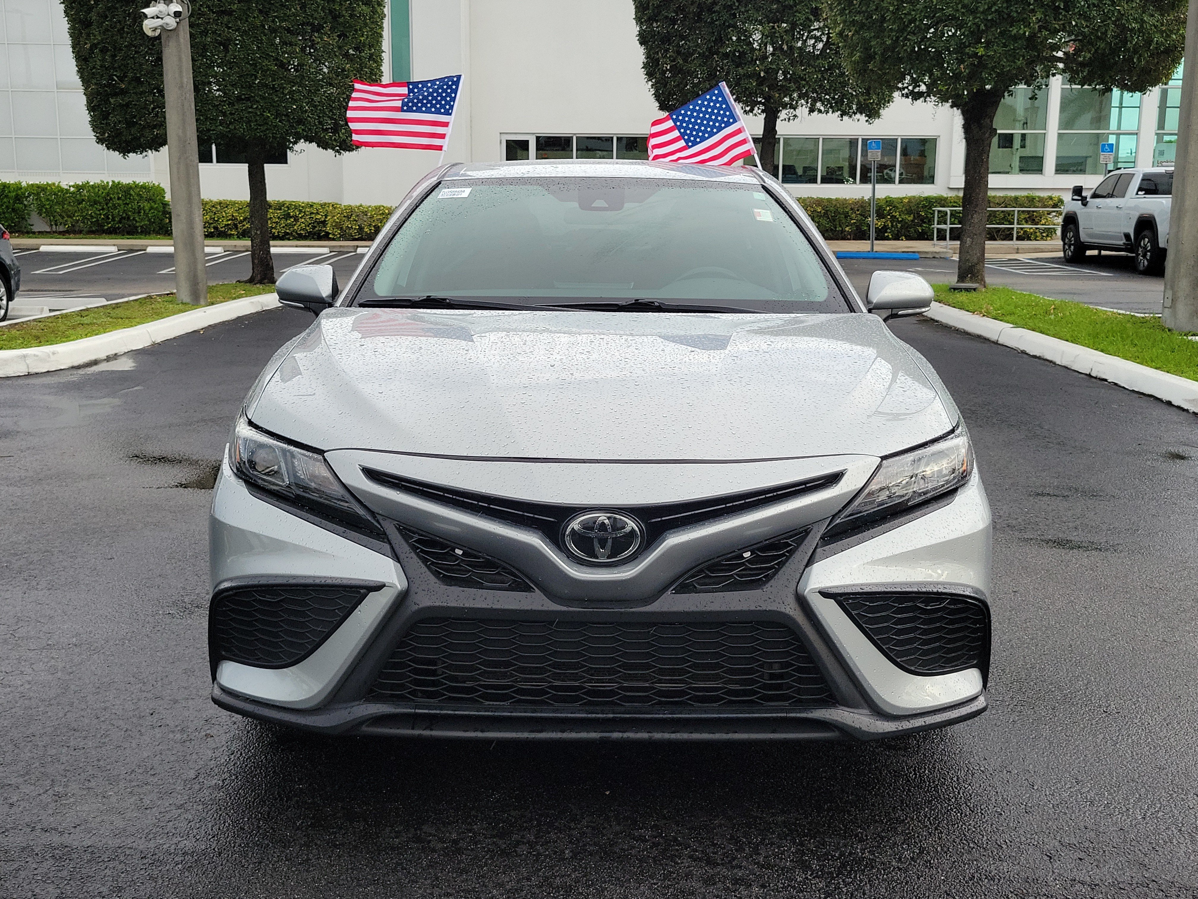 Used 2022 Toyota Camry SE FWD image 4