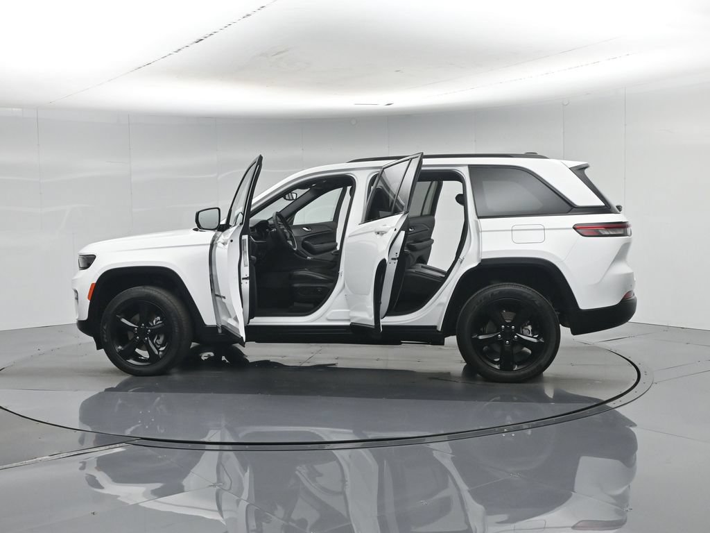 Used 2023 Jeep Grand Cherokee Laredo AWD/4WD image 39