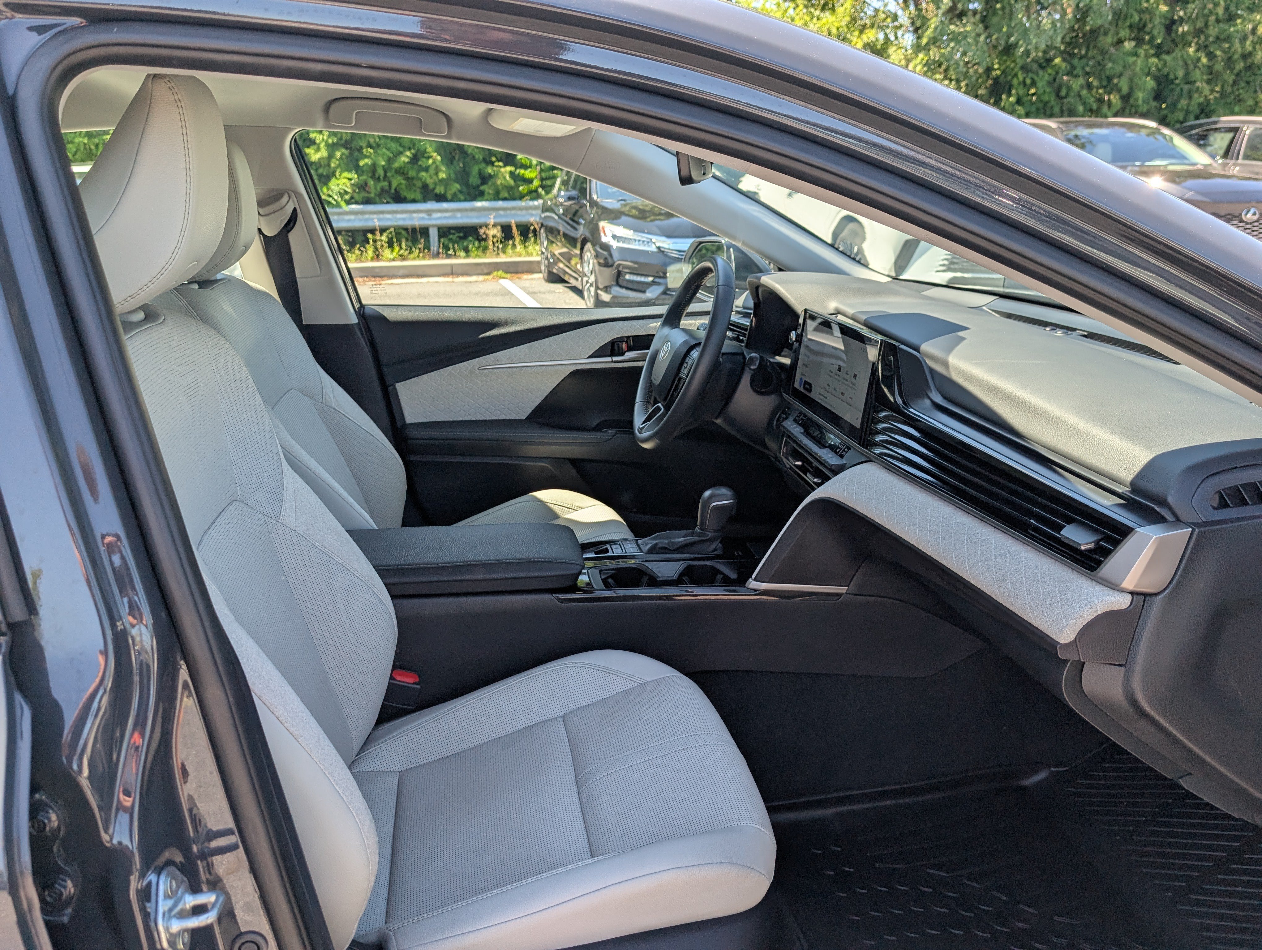 Used 2025 Toyota Camry XLE FWD image 12