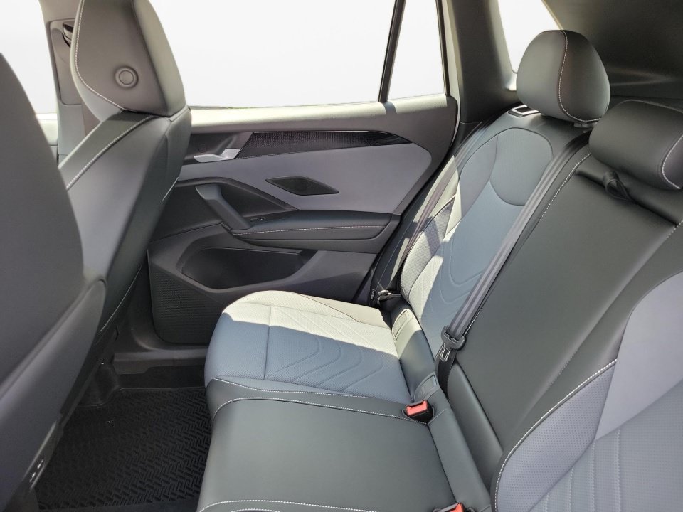 New 2026 Volkswagen Tiguan SE R-Line FWD image 13