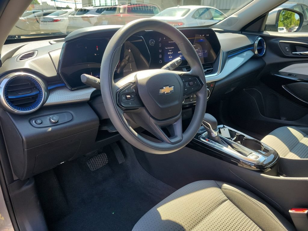 Used 2025 Chevrolet Trax LT FWD image 22