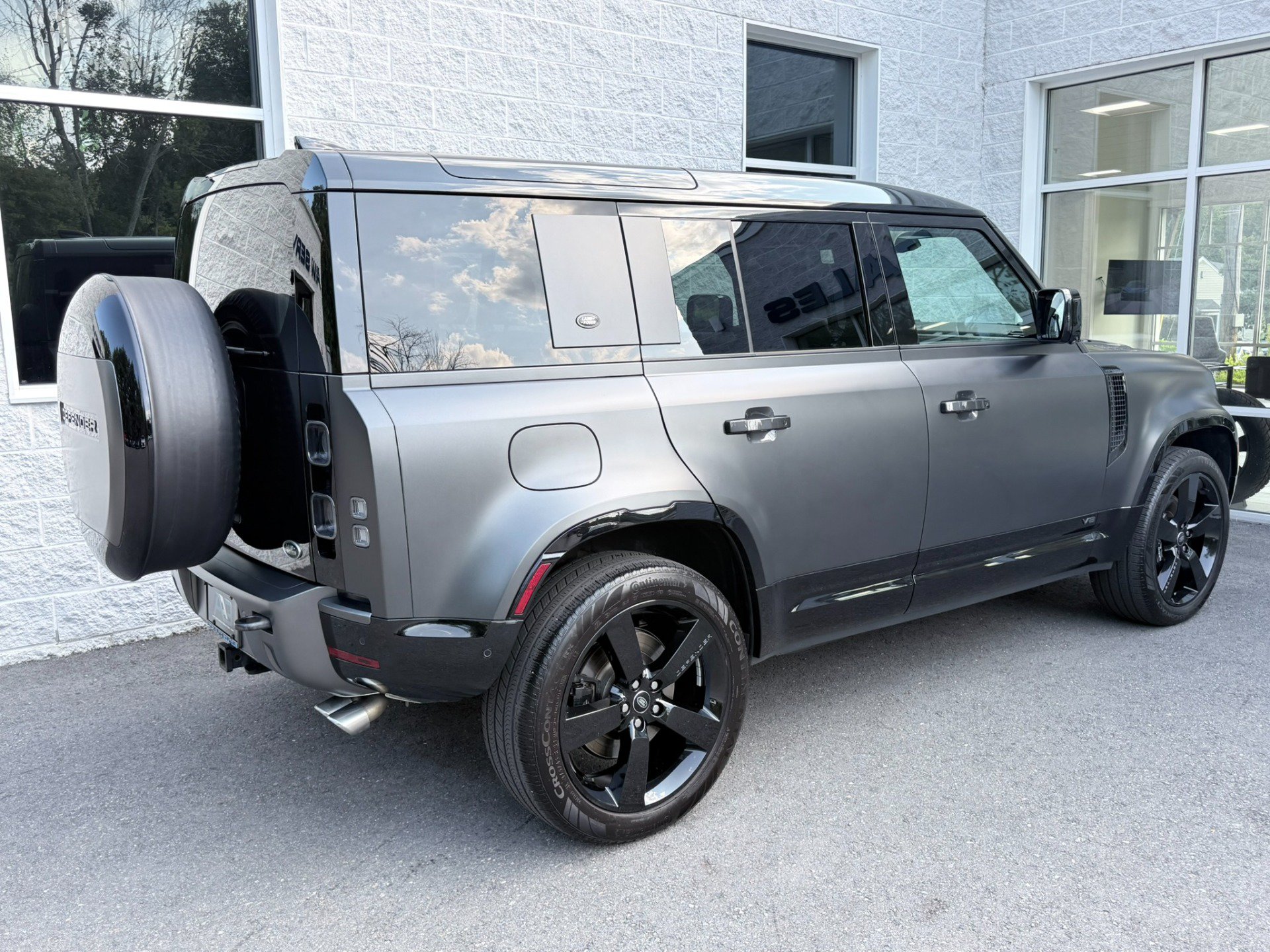 Used 2023 Land Rover Defender 110 AWD/4WD image 29