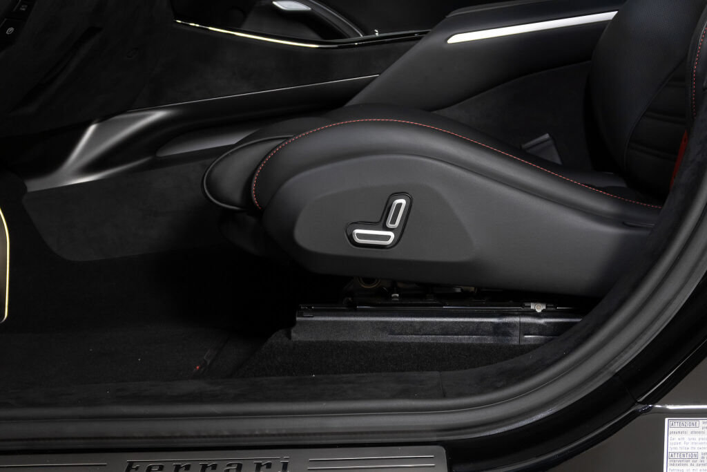 Used 2025 Ferrari Purosangue AWD/4WD image 31