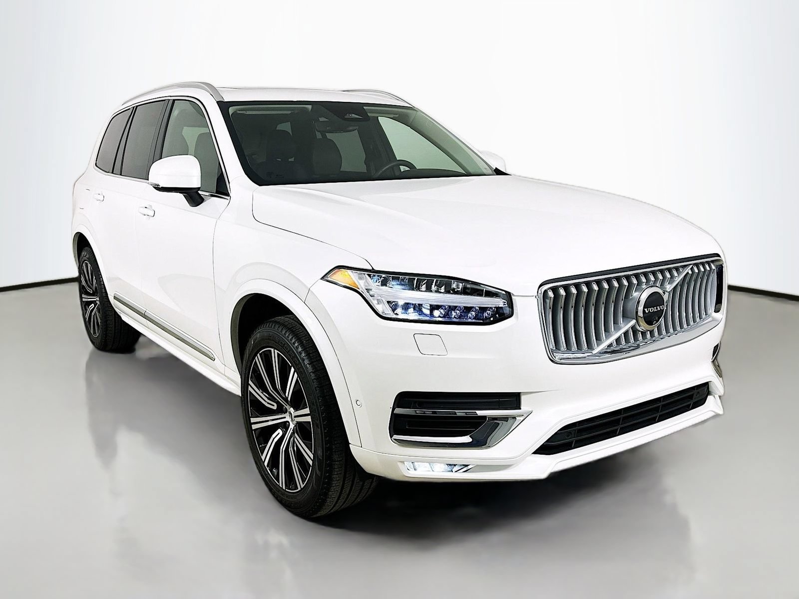 Used 2025 Volvo XC90 B6 Plus w/ Protection Package Premier AWD/4WD image 3