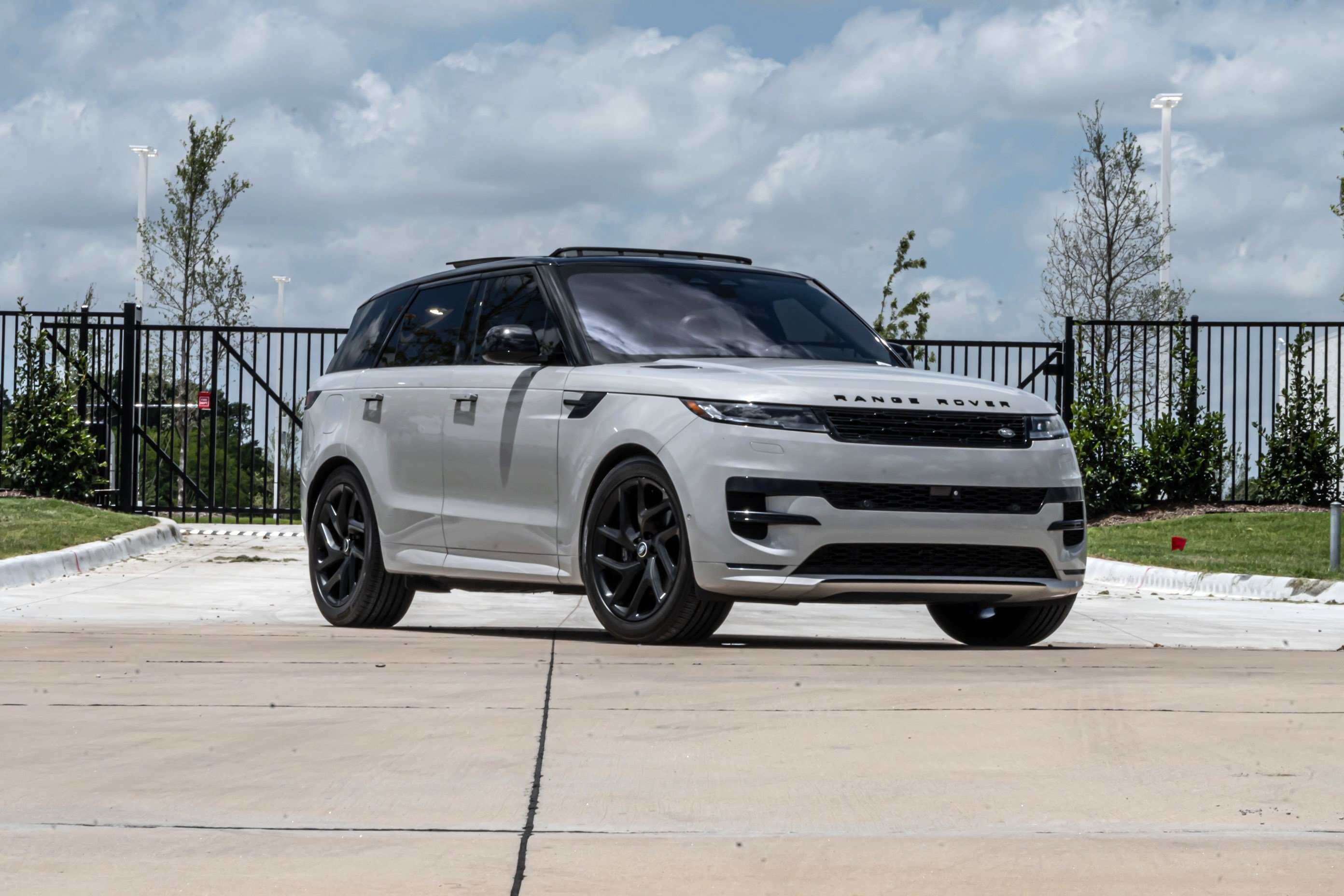 Used 2023 Land Rover Range Rover Sport SE Dynamic AWD/4WD image 2