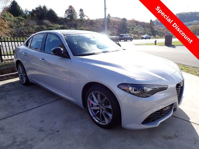 New 2025 Alfa Romeo Giulia AWD w/ Driving Assist Package image 9
