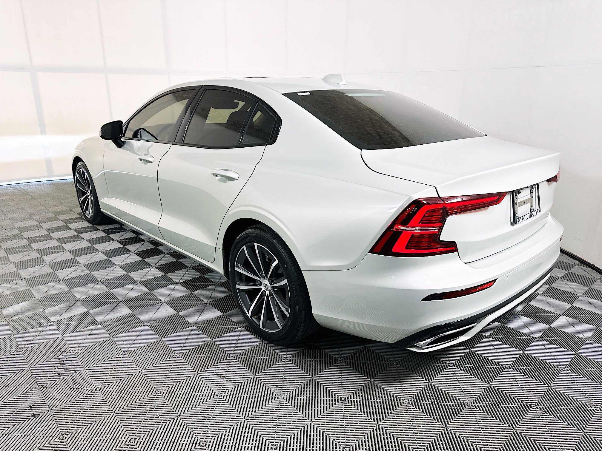 Used 2022 Volvo S60 B5 Momentum w/ Premium Package FWD image 5