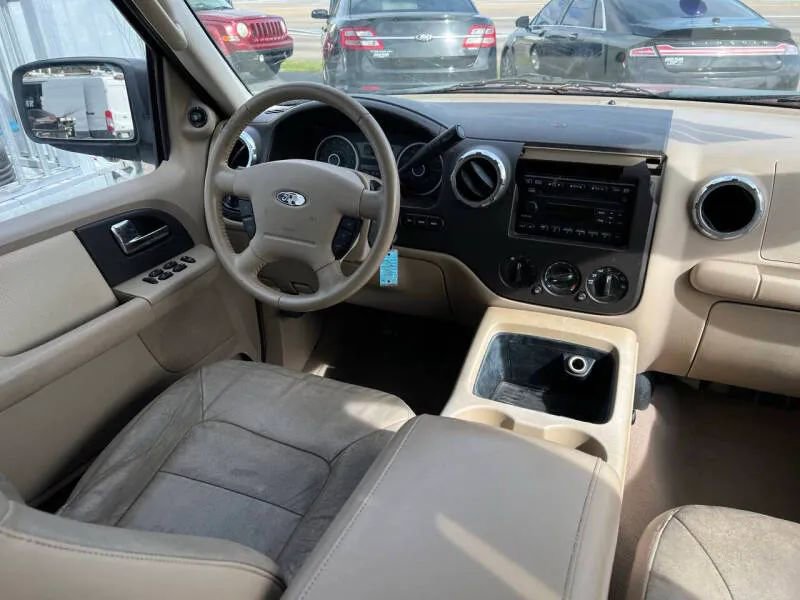 Used 2005 Ford Expedition XLT image 16