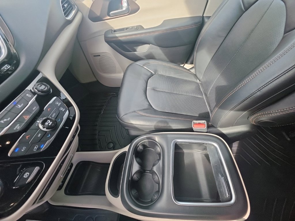 Used 2017 Chrysler Pacifica Touring-L Plus w/ Advanced Safetytec Group FWD image 26