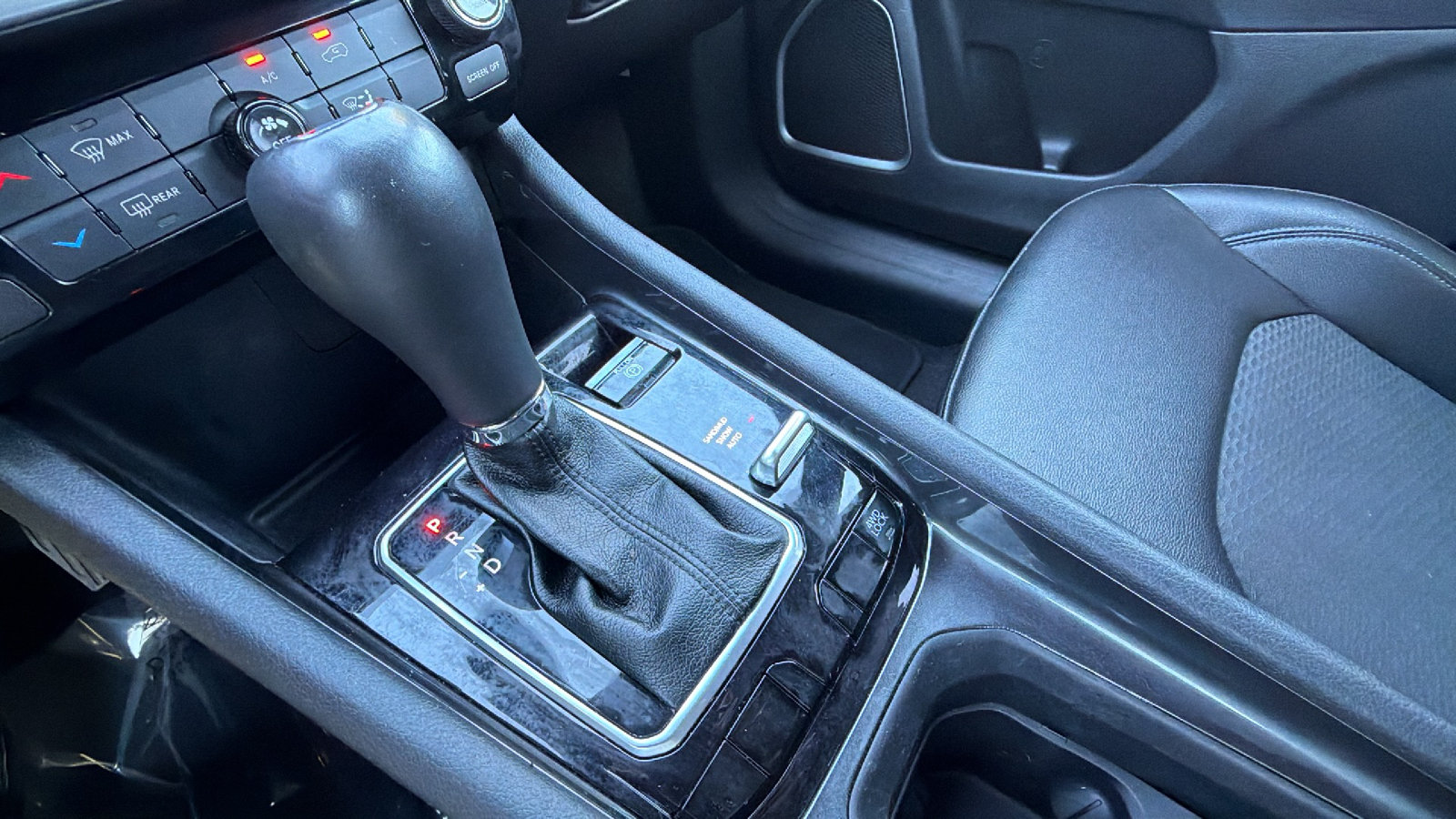 Used 2024 Jeep Compass Latitude AWD/4WD image 30