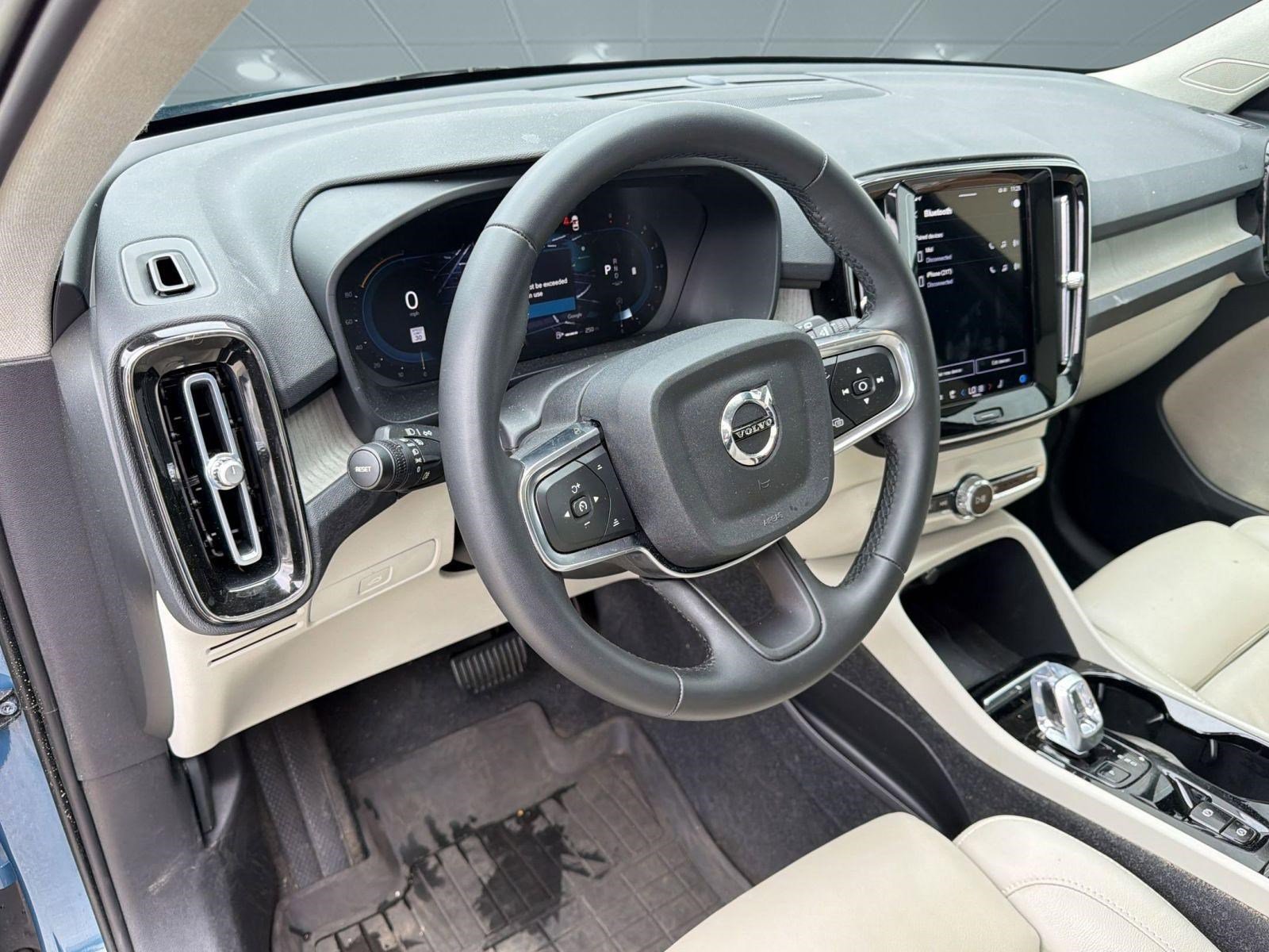 Certified 2023 Volvo XC40 B5 Ultimate w/ Protection Package Premier image 4