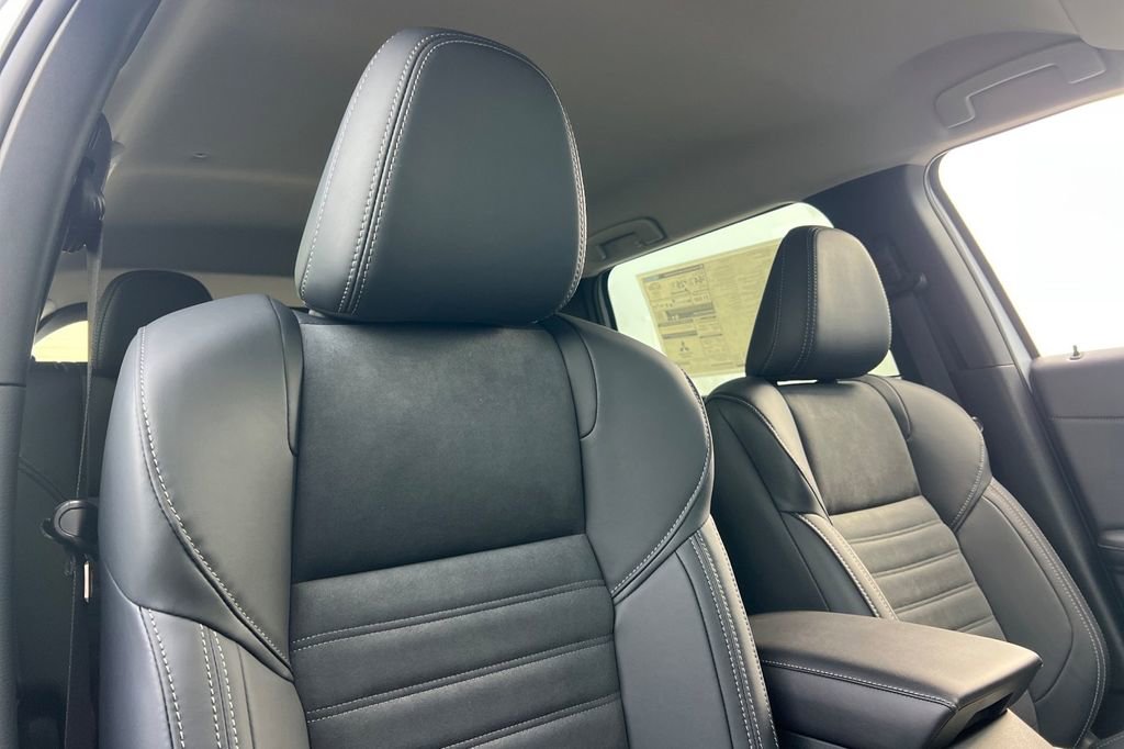 New 2025 Mitsubishi Outlander SE image 18