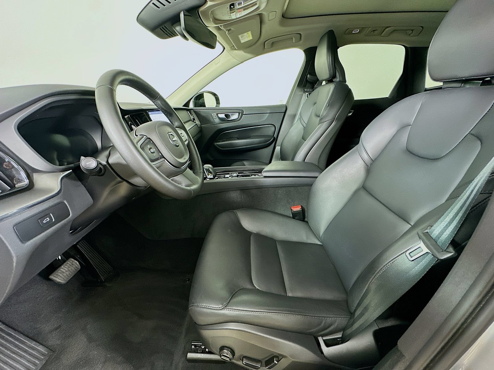 Used 2025 Volvo XC60 B5 Core AWD/4WD image 32