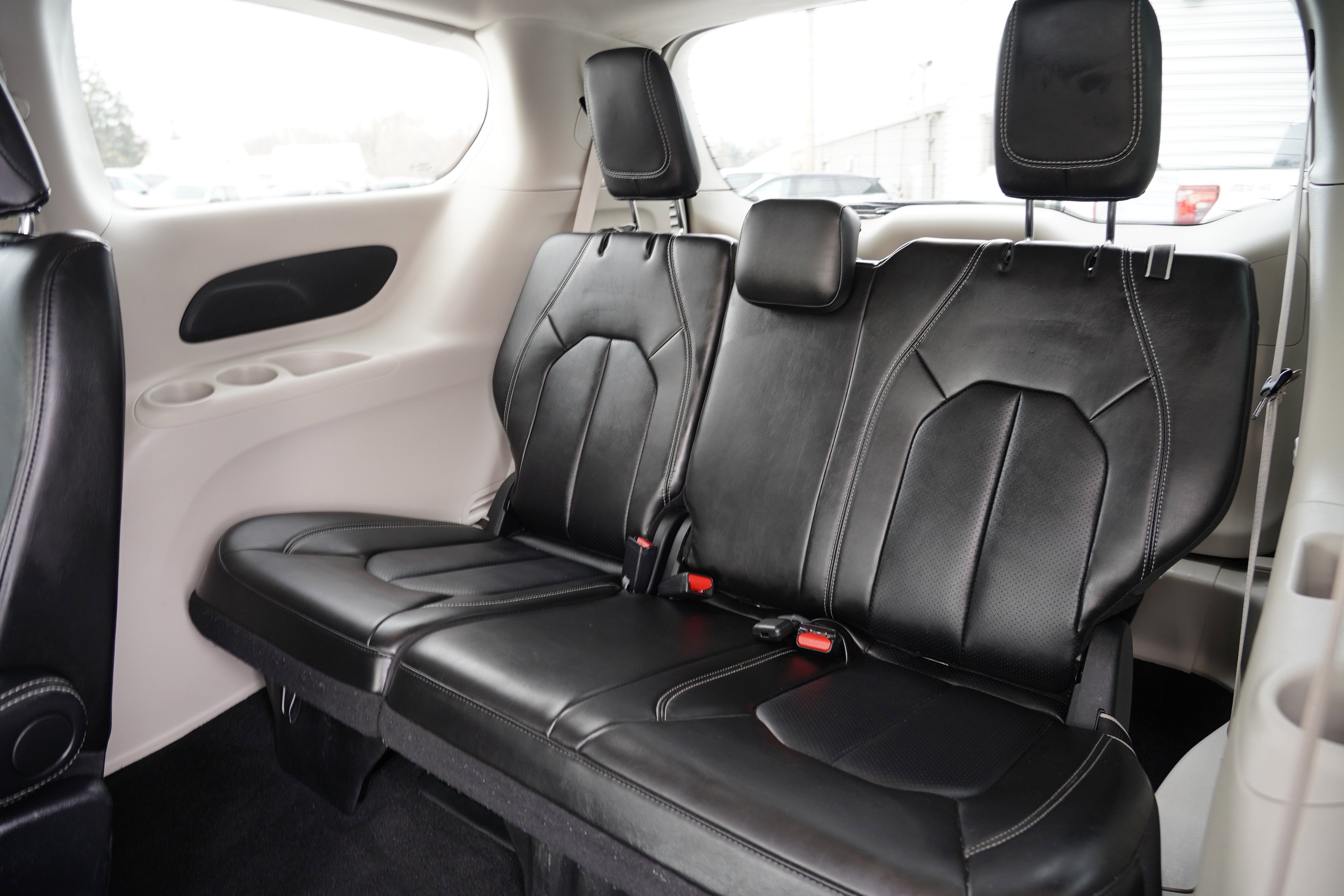 Used 2024 Chrysler Pacifica Touring-L FWD image 31