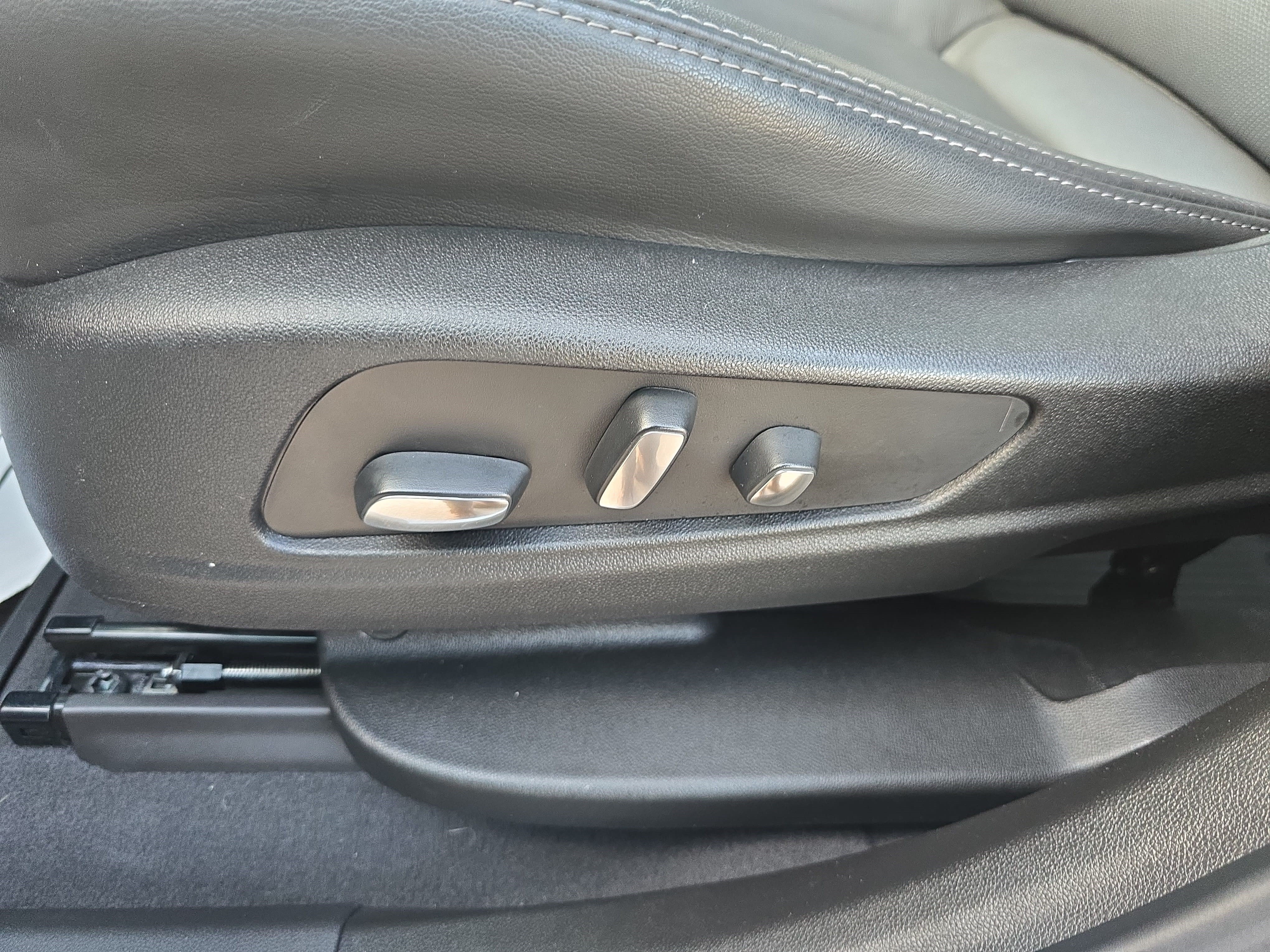 Used 2023 Cadillac XT6 Premium Luxury w/ Technology Package FWD image 29