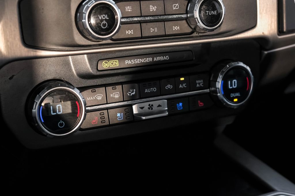 Used 2022 Ford F350 Platinum w/ FX4 Off-Road Package image 27