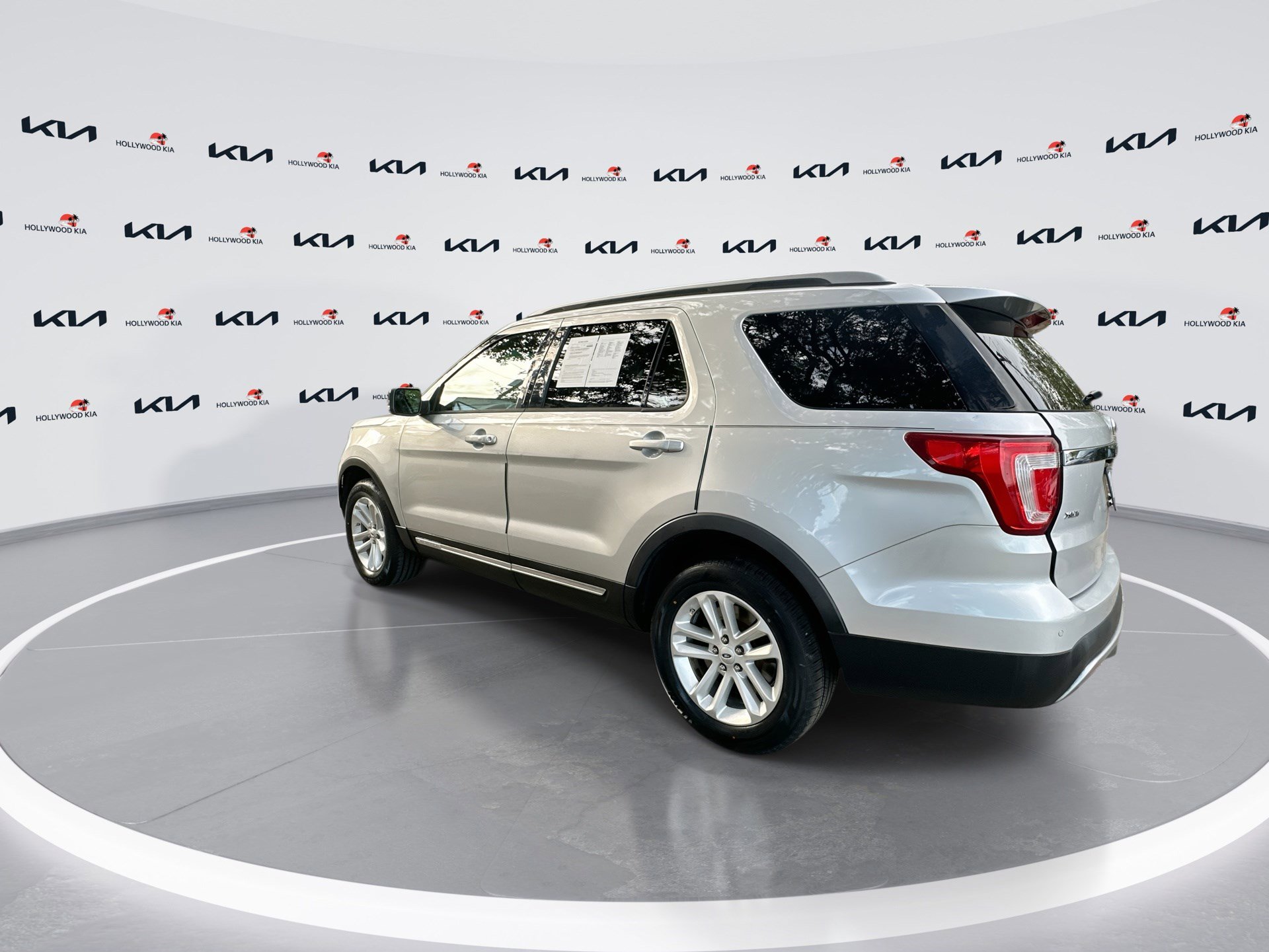 Used 2016 Ford Explorer XLT w/ Equipment Group 202A image 6