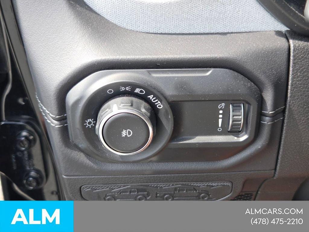Used 2025 Jeep Wrangler Unlimited Sahara AWD/4WD image 27
