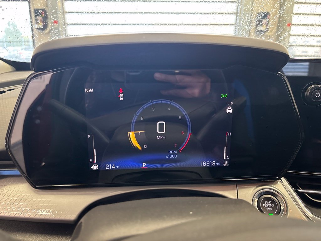 Used 2025 Chevrolet Trax LT w/ Sunroof Package FWD image 4