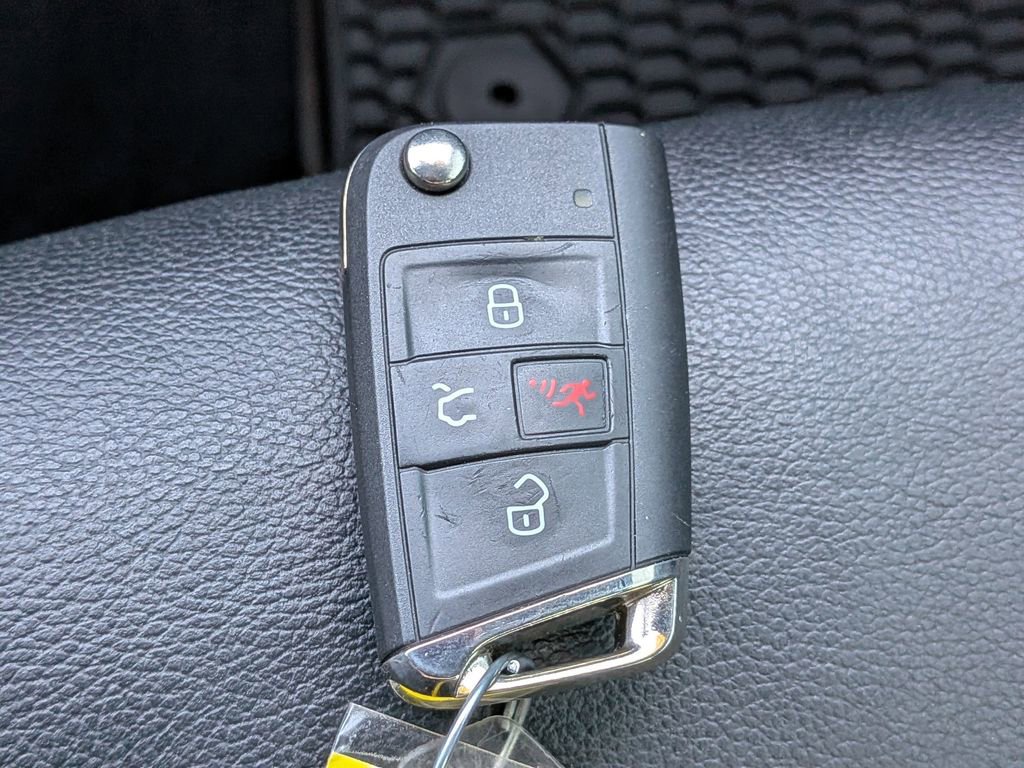 Used 2017 Volkswagen GTI SE image 31